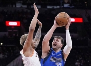 开云体育中国-马刺逆转上海队，东契奇高光表现