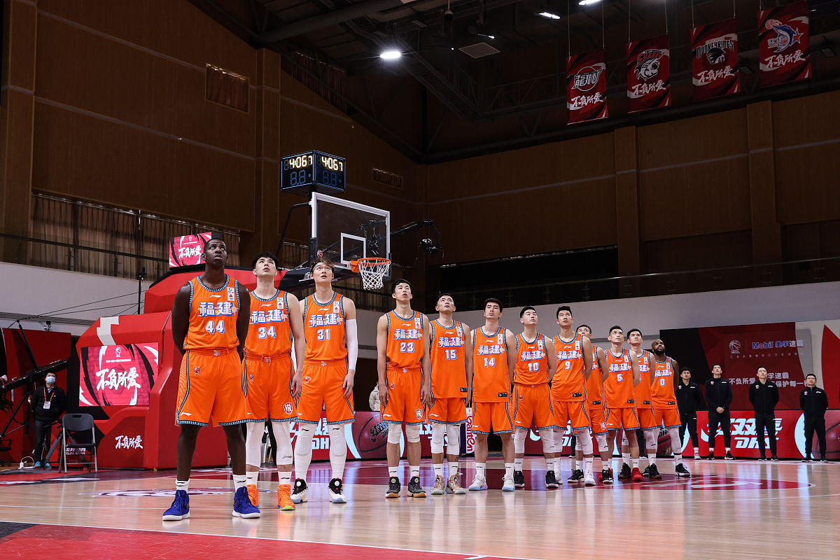 上海男篮全员爆发,一举击败对手 上海男篮全员爆发,一举击败对手