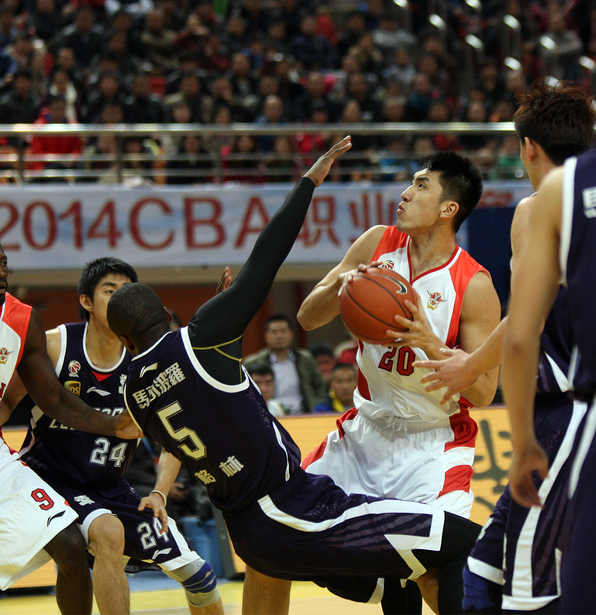 关于重庆男篮队员豪取比赛胜利,表现稳健的信息 关于重庆男篮队员豪取比赛胜利,表现稳健的信息