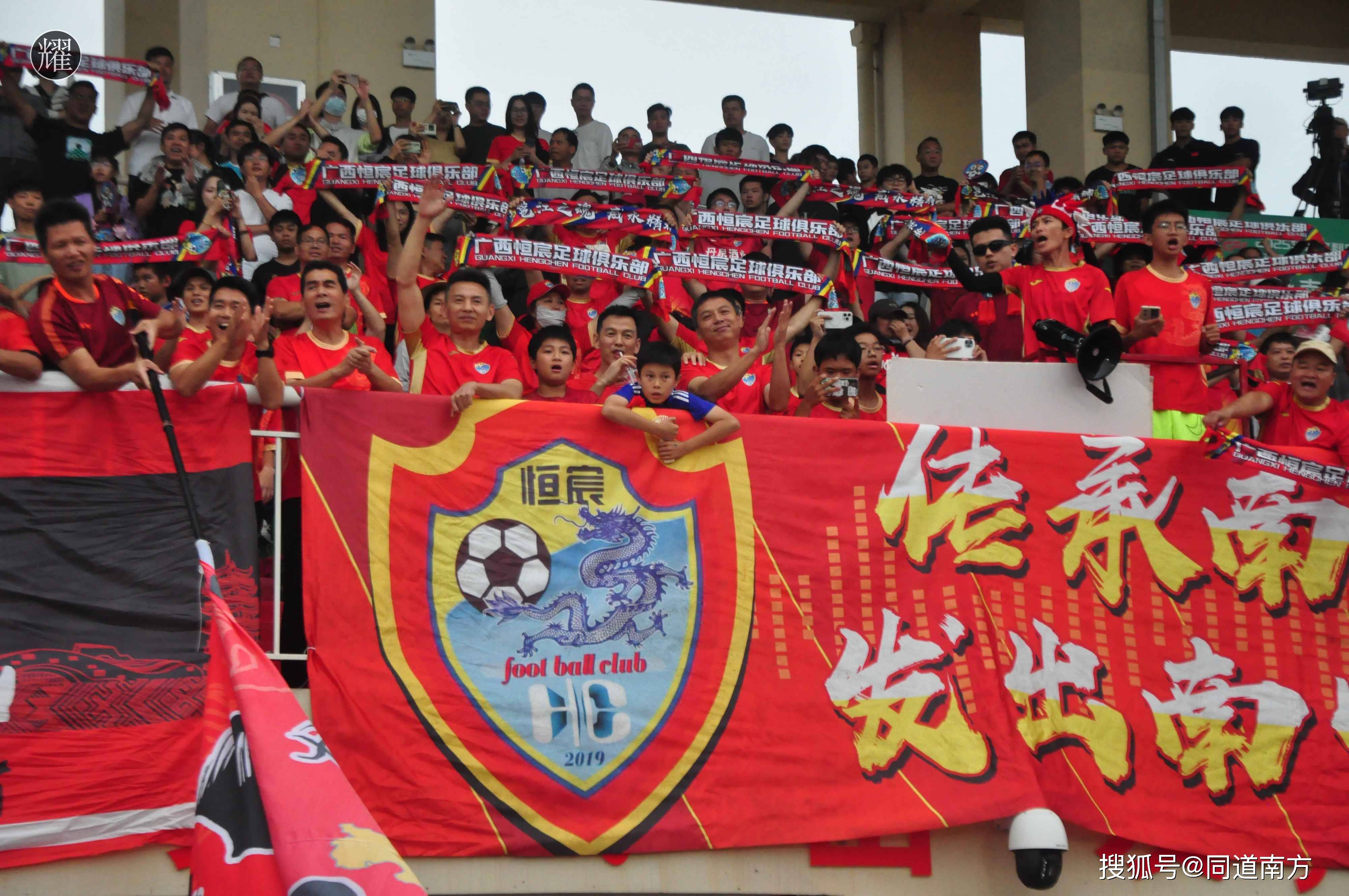 包含南特球迷狂欢街头,迎接球队胜利归来的词条 包含南特球迷狂欢街头,迎接球队胜利归来的词条