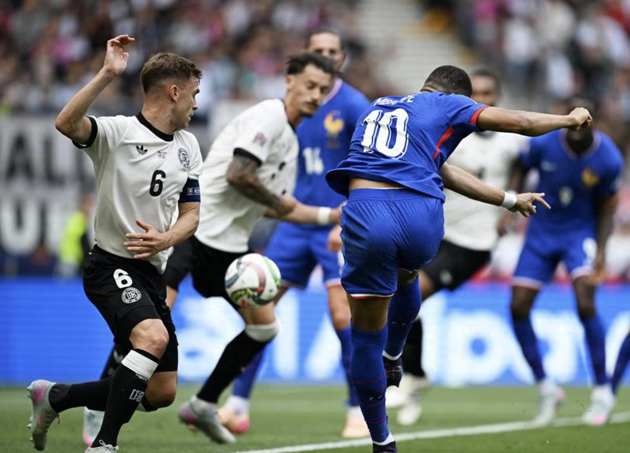 欧洲足球赛事中的一场胜利引发球迷狂热