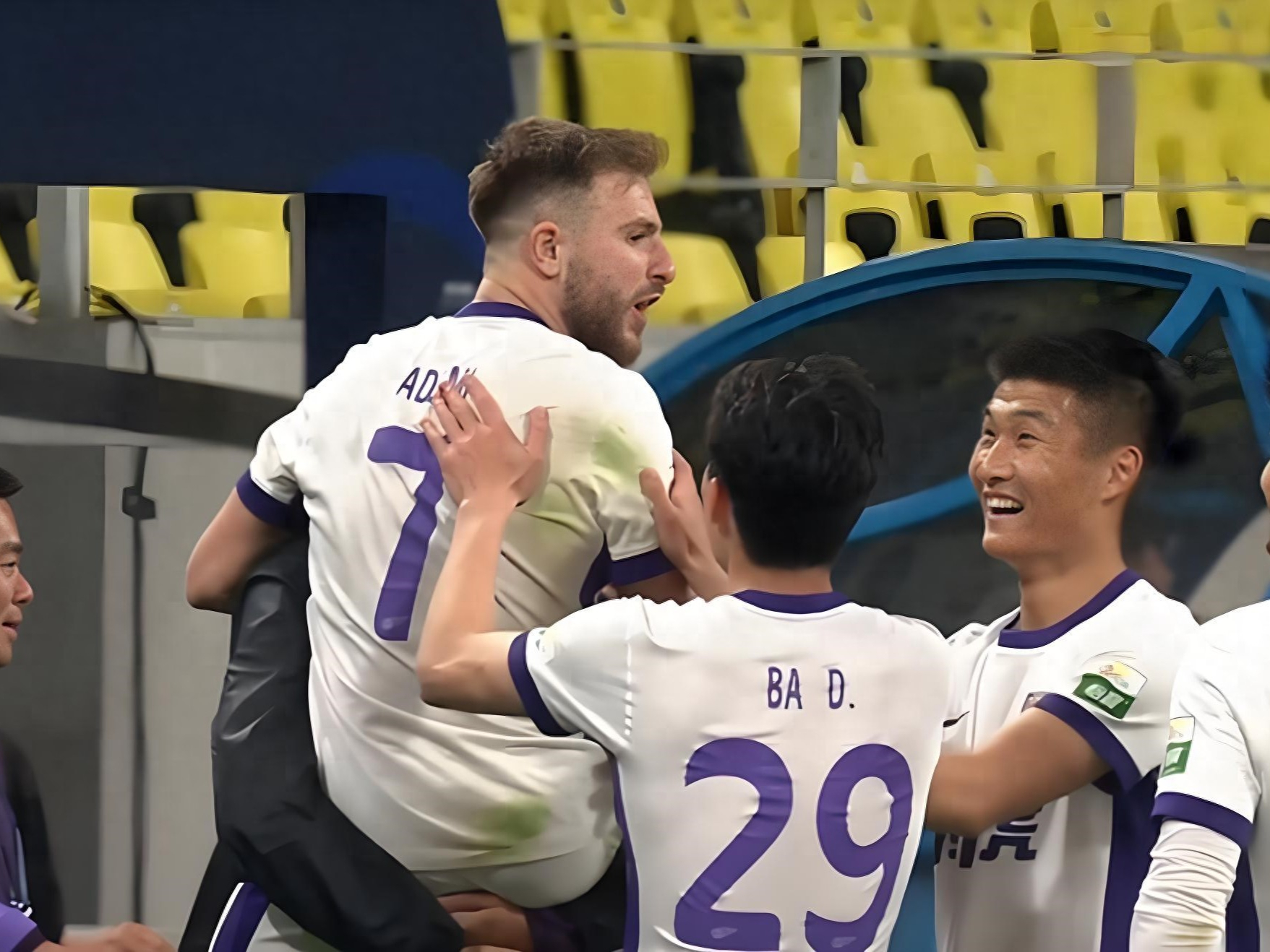 比赛中双方激战正酣,谁能笑到最后 比赛中双方激战正酣,谁能笑到最后