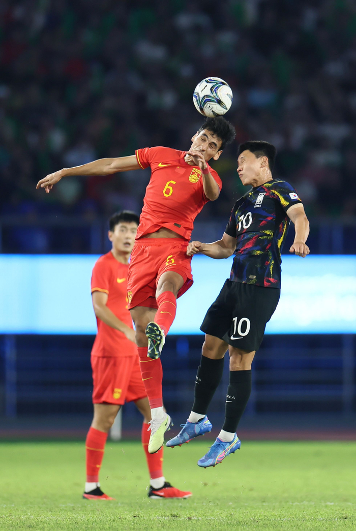 中国球员在足球比赛中表现抢眼