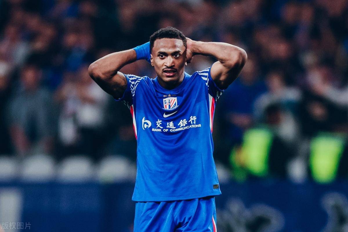 中国球员在足球比赛中表现抢眼