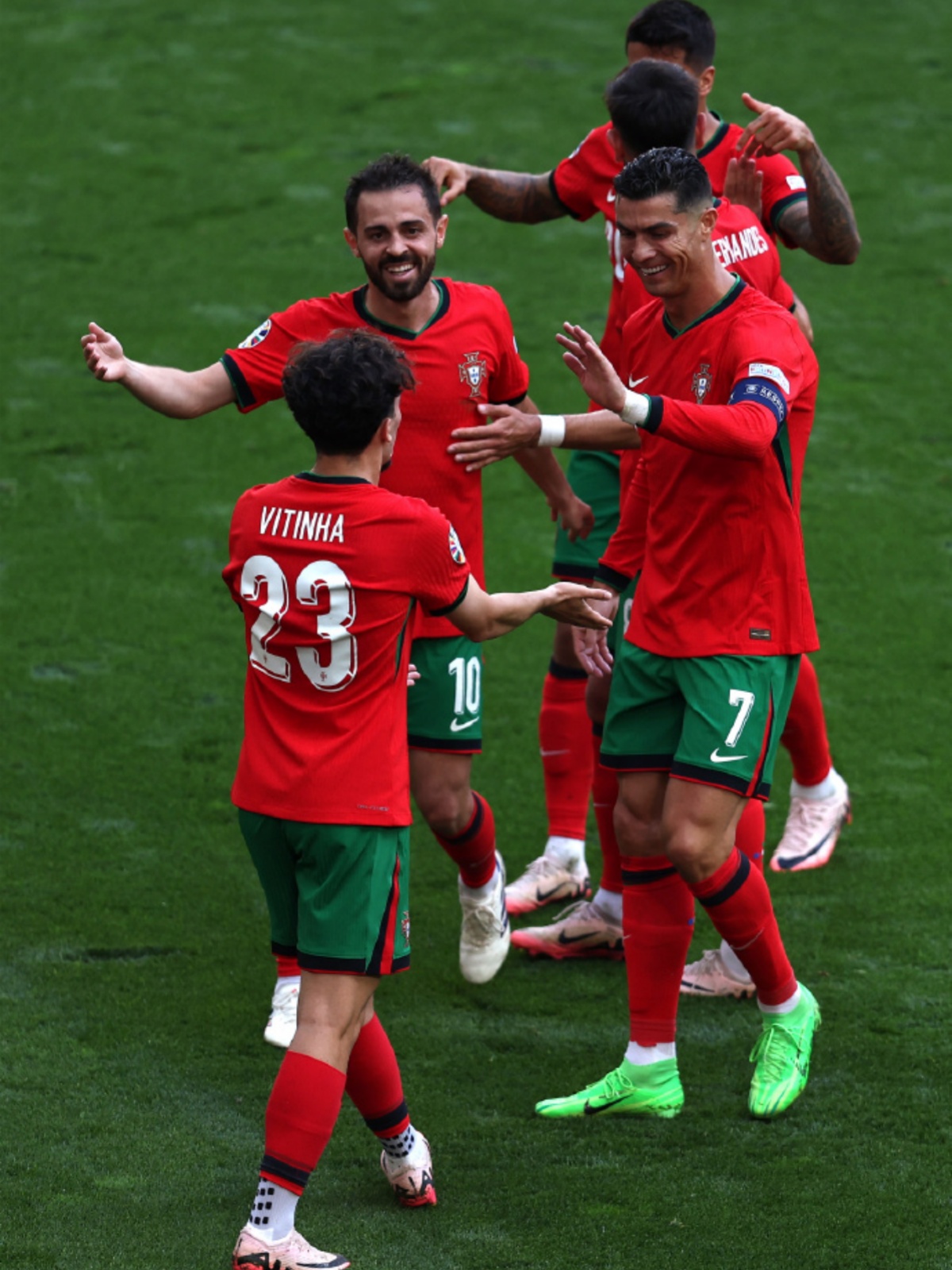 包含葡萄牙逆转哥伦比亚，内马尔扛起全队的词条