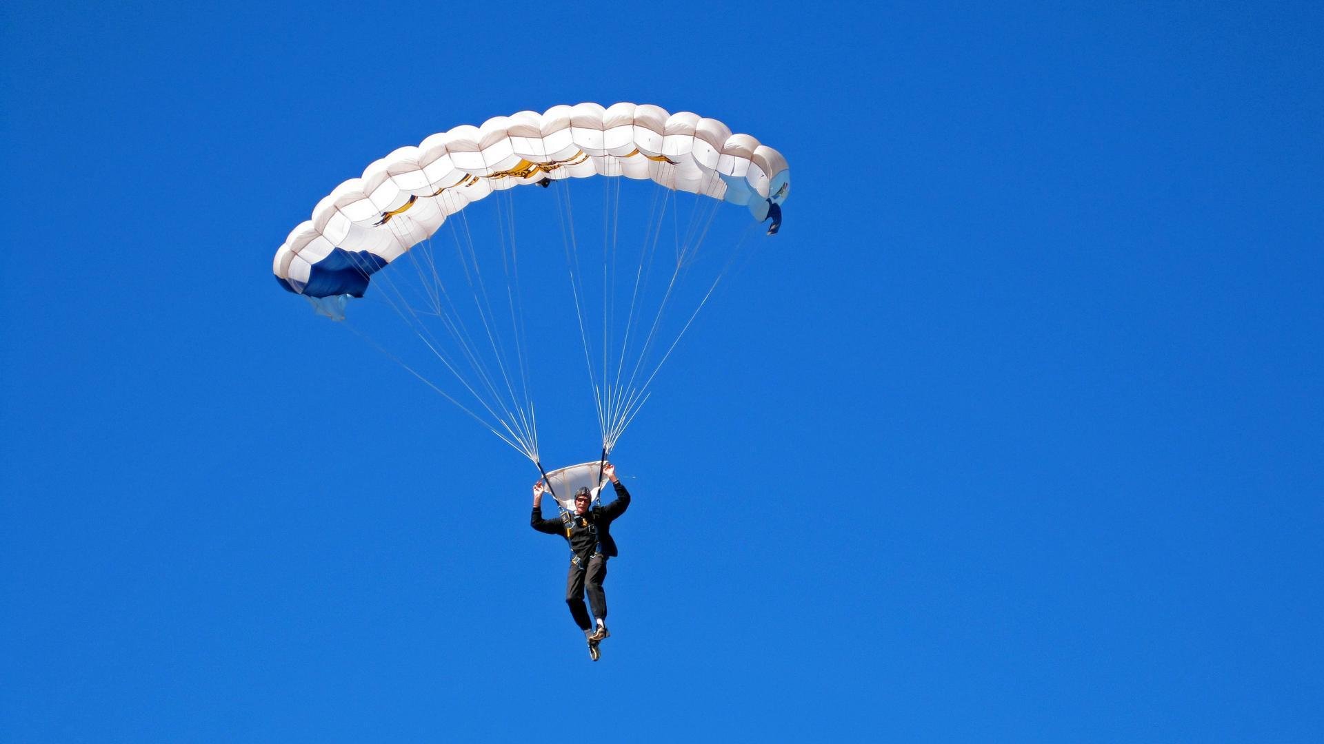 赛道上的逆袭，雷诺车队翻盘阿斯顿马丁，塞恩斯惊艳四座